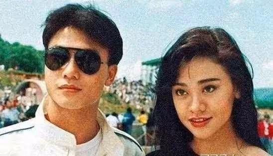 同母不同命，兩兄弟近況大不相同，一個因怪癖毀了一生，一個成人生贏家
