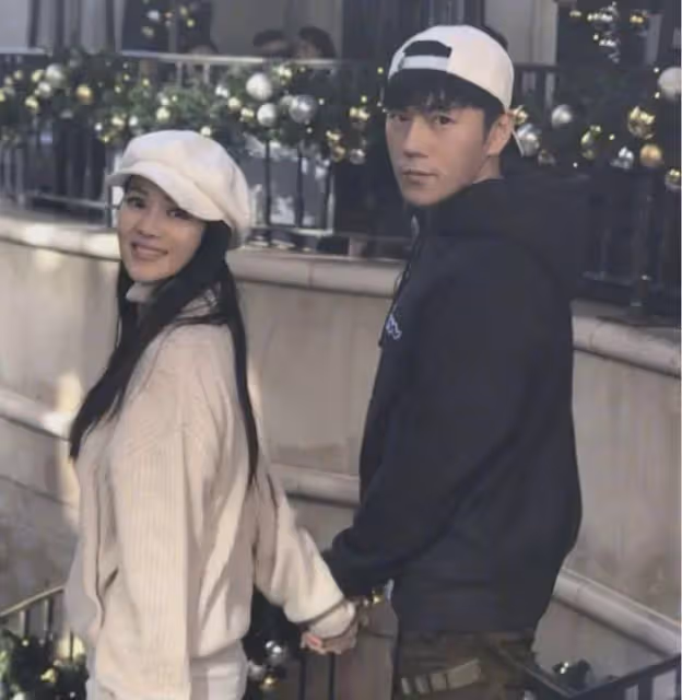 這一次,56歲伊能靜和46歲秦昊,又給明星夫妻好好上了一課