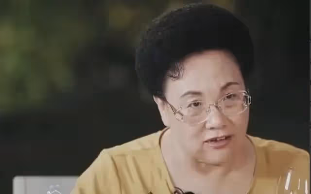 這一次,56歲伊能靜和46歲秦昊,又給明星夫妻好好上了一課