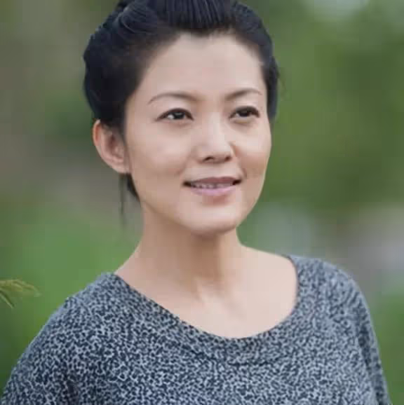 她18歲生女,兩登春晚,巔峰時期紅過楊鈺瑩,卻與逃犯同居三年