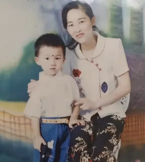 她18歲生女,兩登春晚,巔峰時期紅過楊鈺瑩,卻與逃犯同居三年