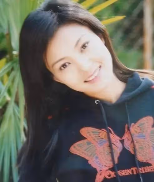 她18歲生女，兩登春晚，巔峰時期紅過楊鈺瑩，卻與逃犯同居三年
