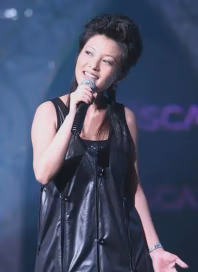 她18歲生女,兩登春晚,巔峰時期紅過楊鈺瑩,卻與逃犯同居三年
