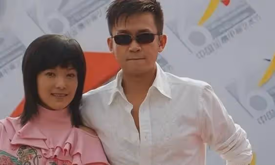 她18歲生女，兩登春晚，巔峰時期紅過楊鈺瑩，卻與逃犯同居三年