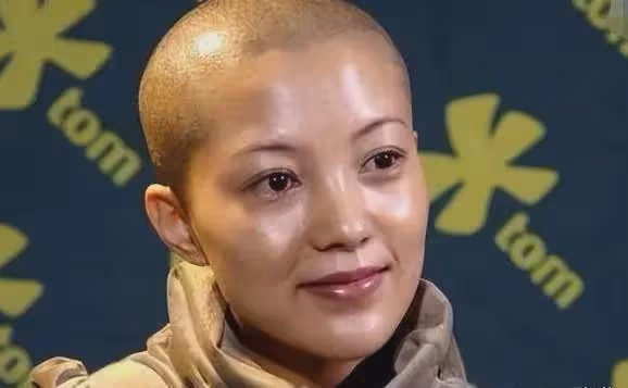 她18歲生女，兩登春晚，巔峰時期紅過楊鈺瑩，卻與逃犯同居三年