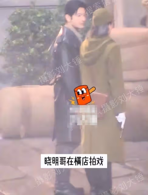黃曉明拍戲獲女友探班，葉珂穿露臍裝身材曼妙，私下黏人緊盯教主