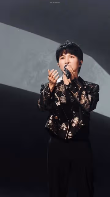 周深演唱會送票都沒人看,開場整片空座,座位上放螢光棒太尷尬!