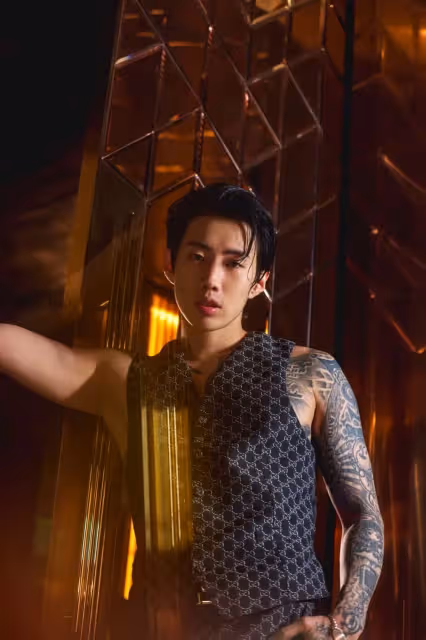 GUCCI馬銜鍊樂福鞋太好搭　Hanni首爾逛街、Jay Park拍MV都要穿