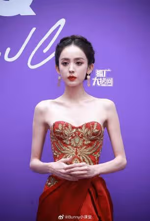 古力娜扎暴瘦一大圈「骨頭凸出」! 網看近況照嚇壞:快變骷髏