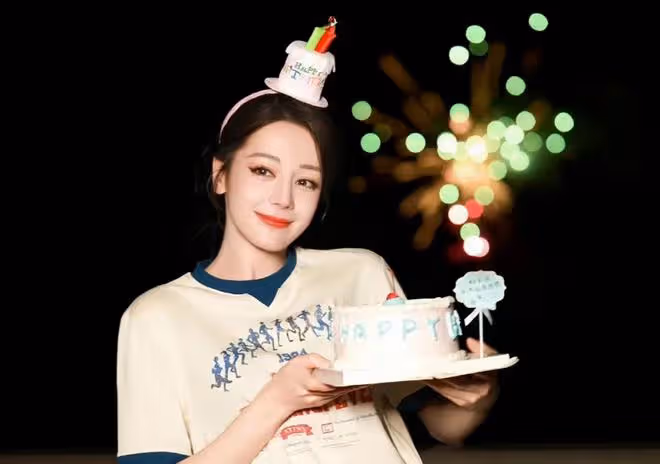 迪麗熱巴和楊蓉同一天生日,兩種不同待遇,體現娛樂圈世態炎涼