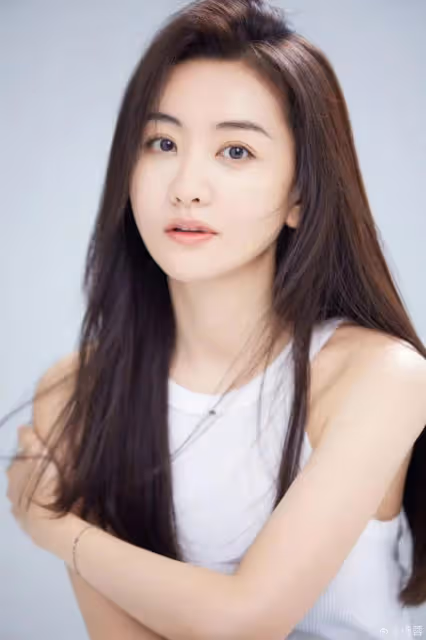 迪麗熱巴和楊蓉同一天生日,兩種不同待遇,體現娛樂圈世態炎涼