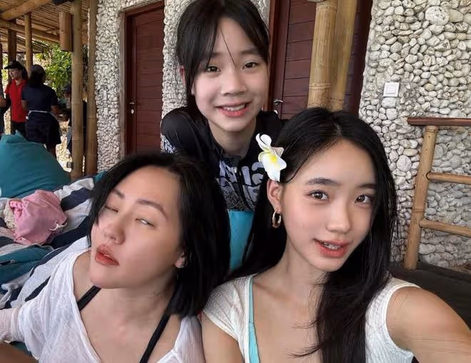 許老三小學畢業走性感路線,12歲穿露肩裙擦口紅,比兩個姐姐漂亮