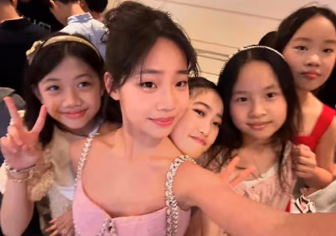 許老三小學畢業走性感路線,12歲穿露肩裙擦口紅,比兩個姐姐漂亮