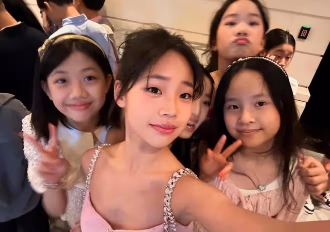 許老三小學畢業走性感路線,12歲穿露肩裙擦口紅,比兩個姐姐漂亮