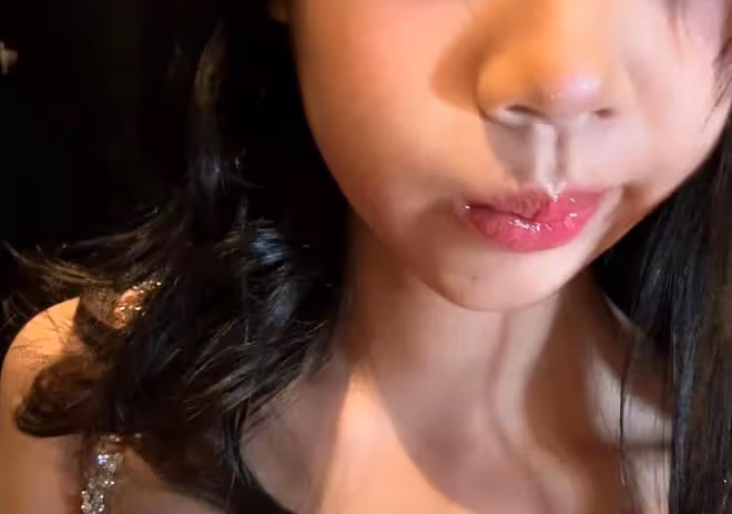許老三小學畢業走性感路線,12歲穿露肩裙擦口紅,比兩個姐姐漂亮