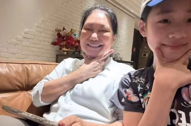 許老三小學畢業走性感路線,12歲穿露肩裙擦口紅,比兩個姐姐漂亮