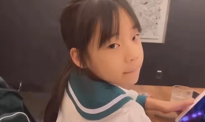 許老三小學畢業走性感路線,12歲穿露肩裙擦口紅,比兩個姐姐漂亮