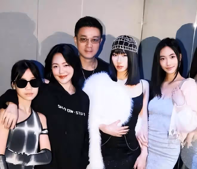 許老三小學畢業走性感路線,12歲穿露肩裙擦口紅,比兩個姐姐漂亮