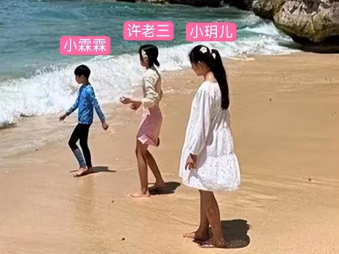 許老三小學畢業走性感路線,12歲穿露肩裙擦口紅,比兩個姐姐漂亮