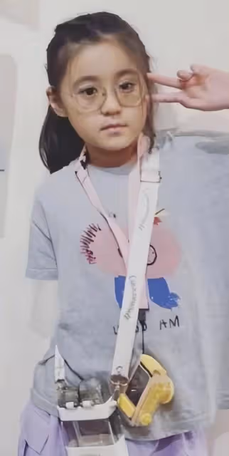 賈靜雯帶兩個女兒學書法，和大女兒風格完全不同，9歲咘咘顯調皮