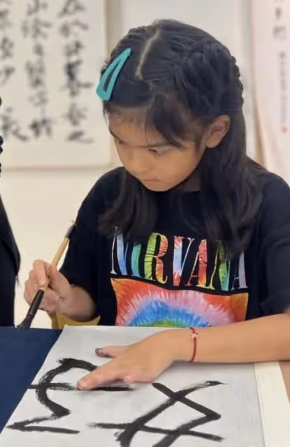 賈靜雯帶兩個女兒學書法，和大女兒風格完全不同，9歲咘咘顯調皮