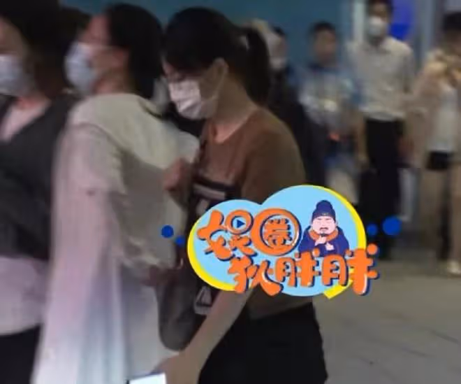 董卿怎麼也發福了！路人鏡頭下彎腰駝背，留長發一臉頹廢樣