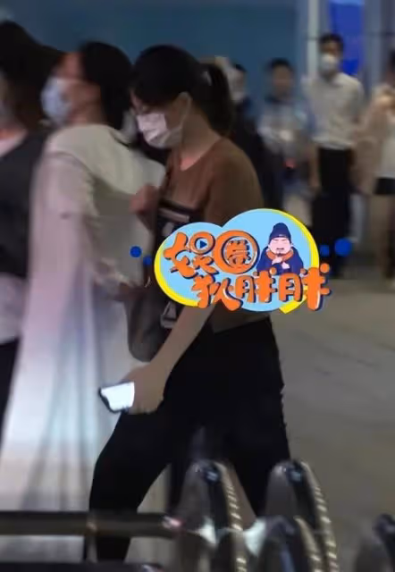 董卿怎麼也發福了!路人鏡頭下彎腰駝背,留長發一臉頹廢樣
