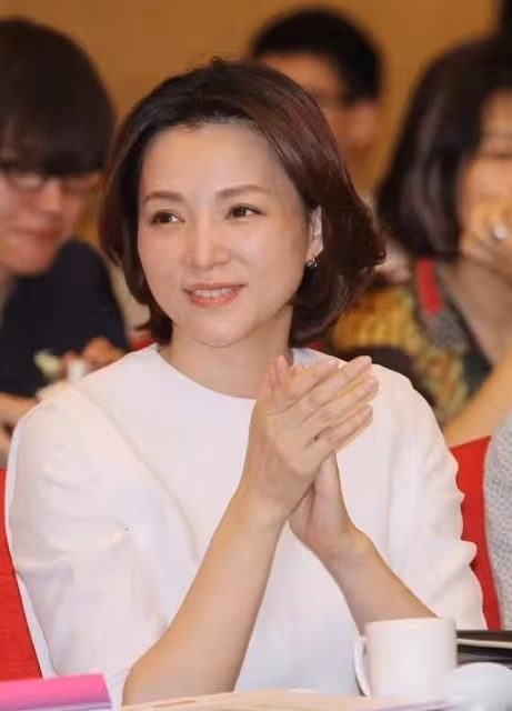 董卿怎麼也發福了!路人鏡頭下彎腰駝背,留長發一臉頹廢樣