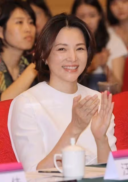 董卿怎麼也發福了!路人鏡頭下彎腰駝背,留長發一臉頹廢樣