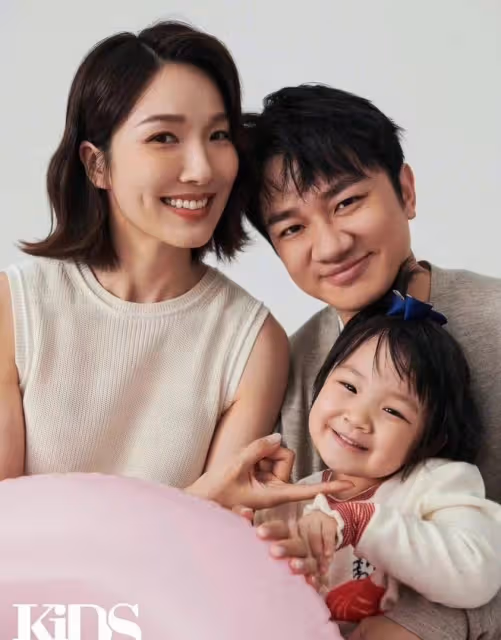 王祖藍一家四口合體首封，妻子長腿搶眼，倆女兒和爸共用一張臉