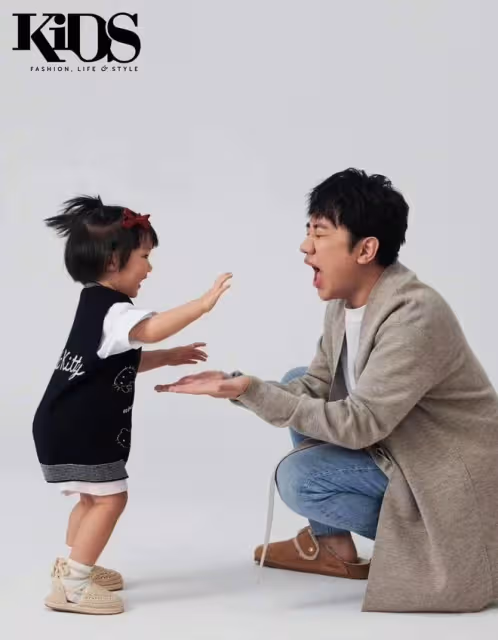 王祖藍一家四口合體首封,妻子長腿搶眼,倆女兒和爸共用一張臉