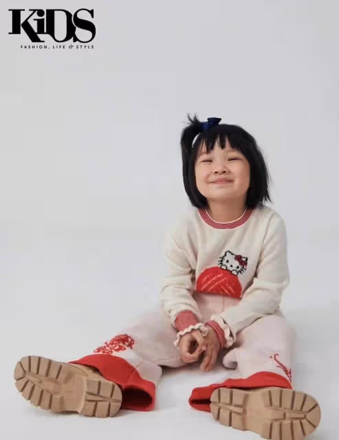 王祖藍一家四口合體首封,妻子長腿搶眼,倆女兒和爸共用一張臉