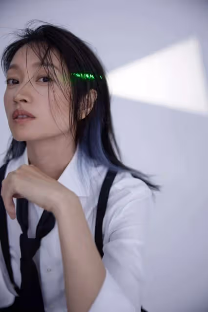 朱亞文老婆怎麼瘦成這樣！臉部骨骼明顯像極周韻，也是骨相美人