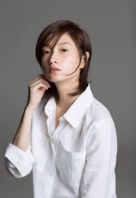 朱亞文老婆怎麼瘦成這樣！臉部骨骼明顯像極周韻，也是骨相美人