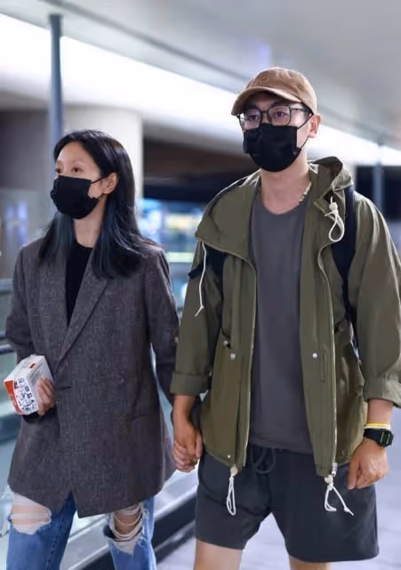 朱亞文老婆怎麼瘦成這樣!臉部骨骼明顯像極周韻,也是骨相美人
