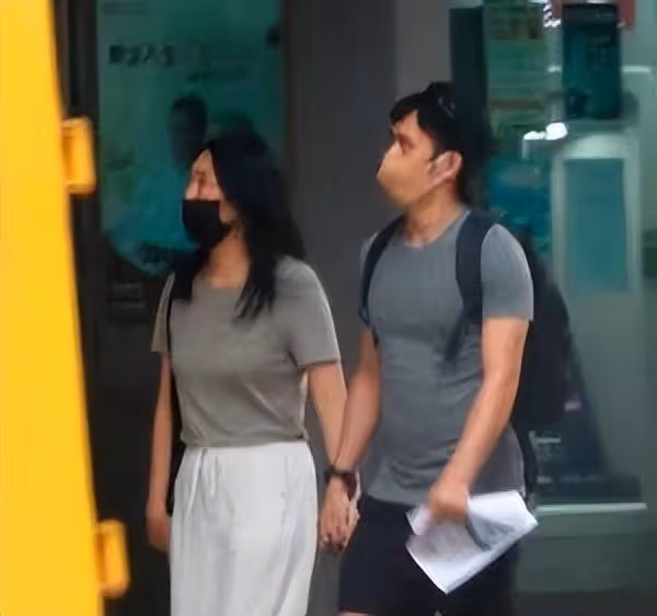 李安兒媳曝光,身材微胖穿著太隨意,五官硬傷明顯太路人