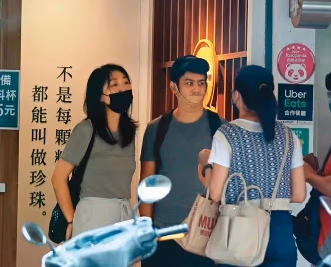 李安兒媳曝光,身材微胖穿著太隨意,五官硬傷明顯太路人