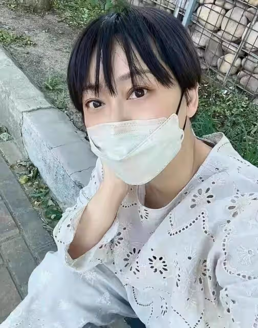 張衛健老婆罕見曬照，胖了一圈好富態，剪短髮氣質好溫柔