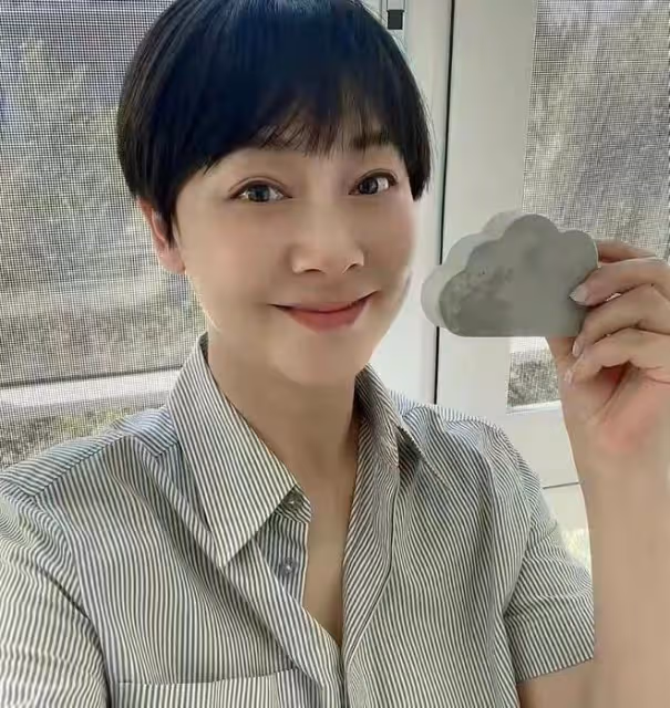 張衛健老婆罕見曬照，胖了一圈好富態，剪短髮氣質好溫柔