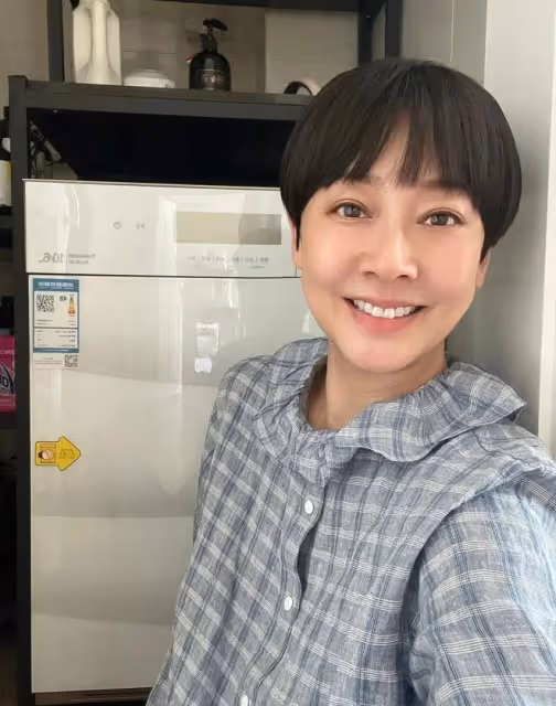 張衛健老婆罕見曬照，胖了一圈好富態，剪短髮氣質好溫柔