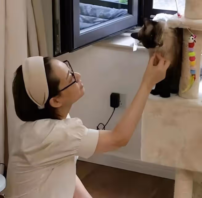 張衛健老婆罕見曬照,胖了一圈好富態,剪短髮氣質好溫柔