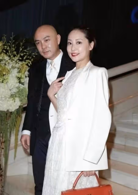 張衛健老婆罕見曬照,胖了一圈好富態,剪短髮氣質好溫柔