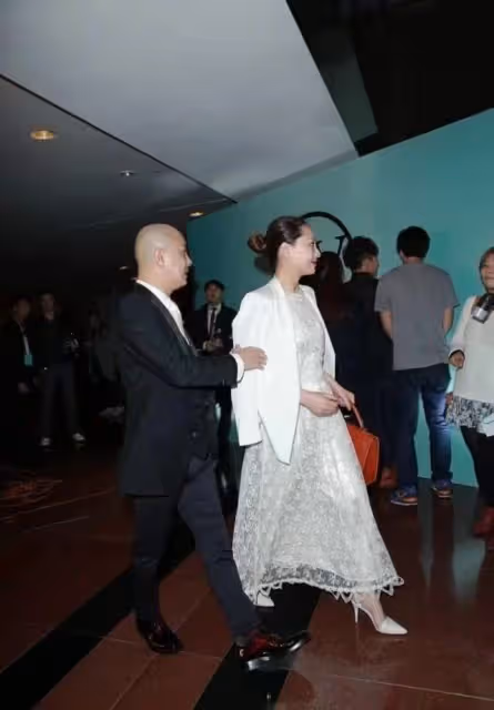 張衛健老婆罕見曬照,胖了一圈好富態,剪短髮氣質好溫柔