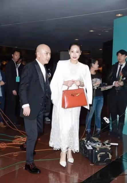 張衛健老婆罕見曬照,胖了一圈好富態,剪短髮氣質好溫柔