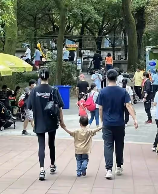 奚夢瑤練出了肌肉腿！一家三口遊玩，兒子體型像極豪門小老公