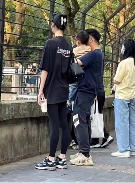 奚夢瑤練出了肌肉腿！一家三口遊玩，兒子體型像極豪門小老公
