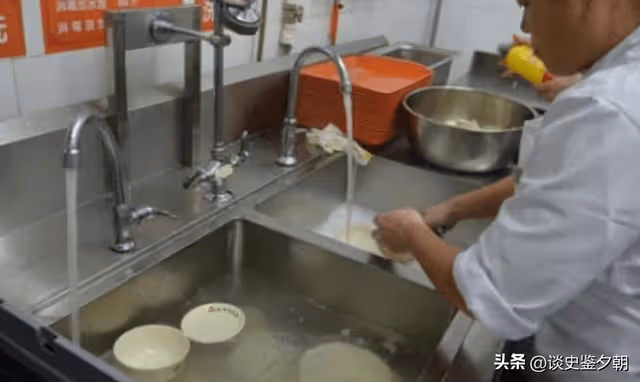 我們全家都很疼妹妹！妹妹嫁出去外地「今年過年卻說老公工作忙」不回家過年…我和老婆擔心「初六直接開車去她家突襲」應門的人讓我傻在原地 # 至今都不敢告訴我爸媽 # 好險有跑來