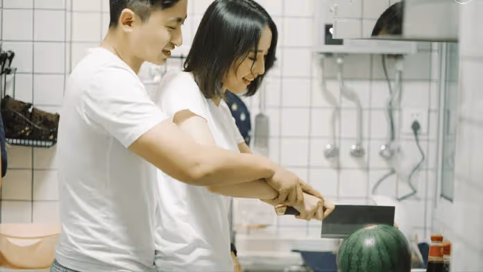 當初買婚房時，公公卻一毛不拔，如今終於裝修好，他竟帶著小叔要在這裡養老！幾天前我父母來探望，看到公公囂張跋扈的態度，我媽媽忍不住出手「讓他顏面掃地」不敢再來了！