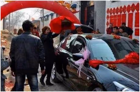 老公家裡經濟條件不太好，當年結婚我就體諒他們要我媽別收聘金… 昨天小姑出嫁，我幫著忙前忙後，無意間就聽到婆婆和親戚說的話，我衝上前怒扇老公一巴掌