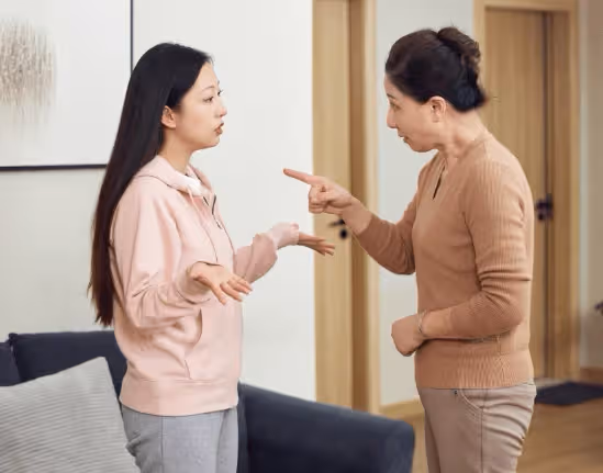 老公讓公婆和小叔「搬進我的陪嫁房」！他出差回來「見婆婆在打地鋪」竟賞我一巴掌，下秒「主臥走出來的人」讓他腿軟